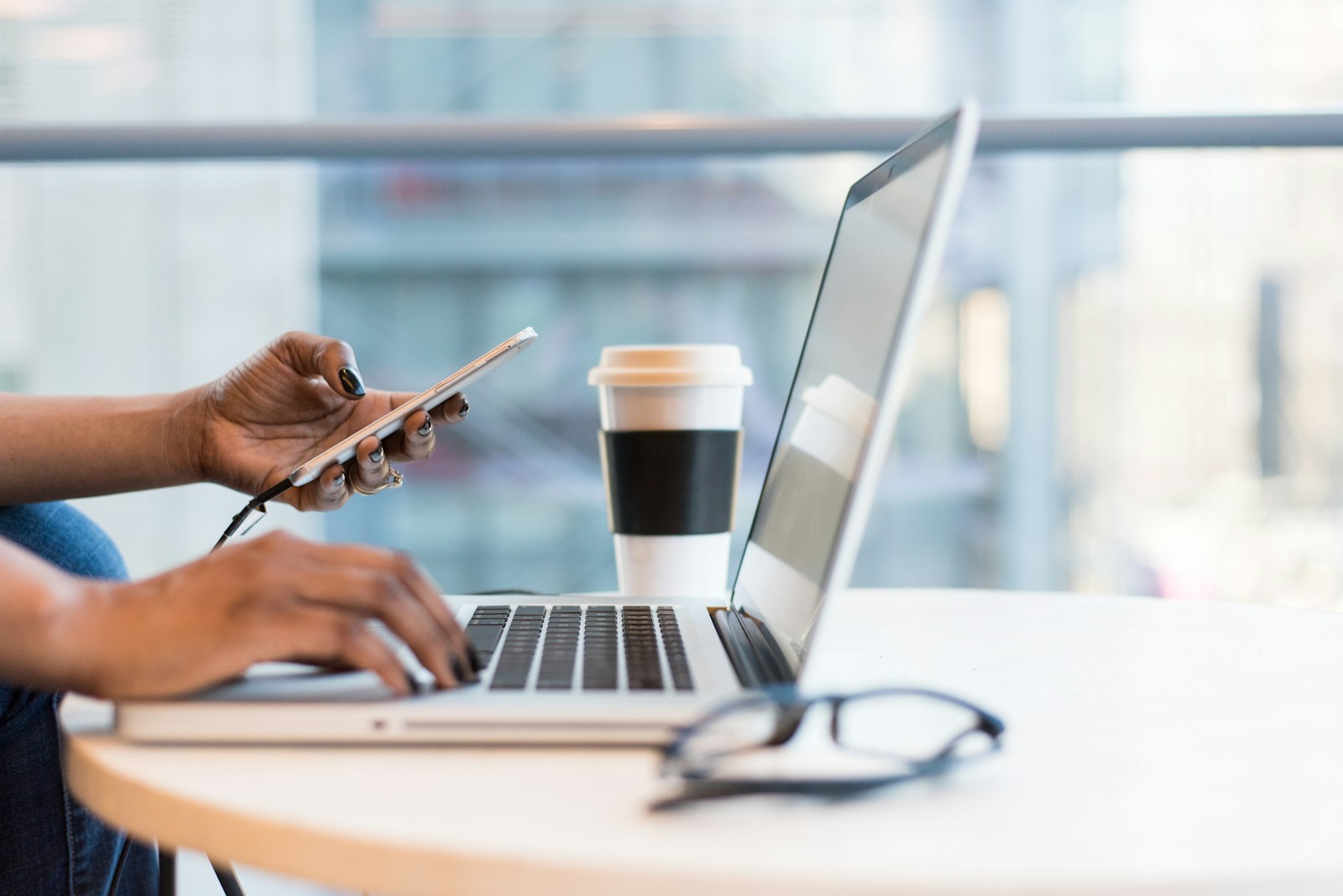 człowiek używający iphone'a i macbooka